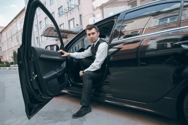 Profitez d'un transport haut de gamme à Paris avec un chauffeur vtc Mercedes